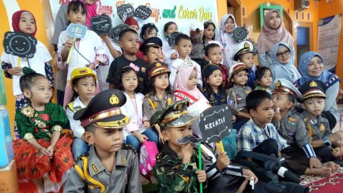 TK/KB Bunga Asya Gelar Market Day, Father Day, Career Day
