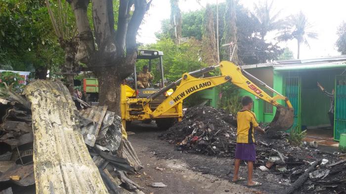 Kecamatan Makassar Lakukan Pengangkutan Puing Sisa Kebakaran Barabaraya