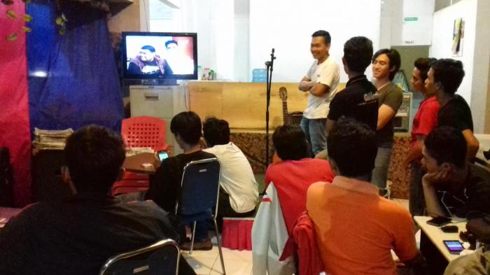 Pengunjung Warkop di Makassar Antusias Nonton Ulcok di Hitam Putih
