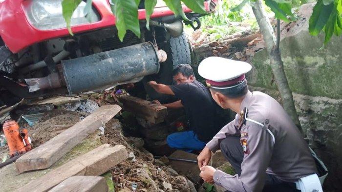 Truk dari Pinrang Tabrak Pagar Rumah Hatta Rahman Lalu Terbalik