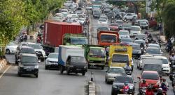 Truk 10 Roda Makan Korban di Poros Makassar-Maros