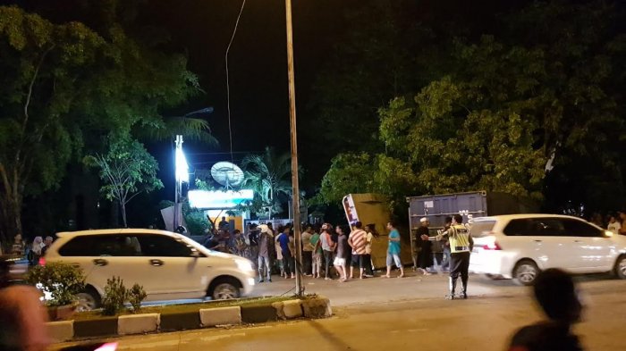 Diduga Sopir Mengantuk, Truk Terbalik Depan Pintu RSUD Pangkep