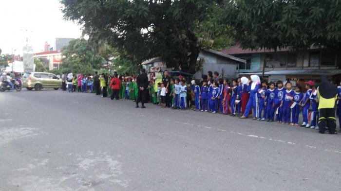 FOTO: Murid SD Sambut Kedatangan BJ Habibie di Parepare