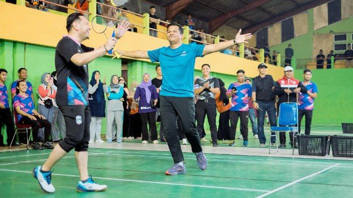 Buka Turnamen Bulutangkis Bupati Bantaeng Cup, Uji Nurdin Menangkan Pertandingan Eksebisi
