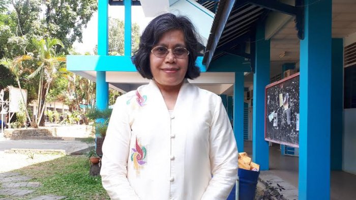 Sohilda yalangoch yoshlar