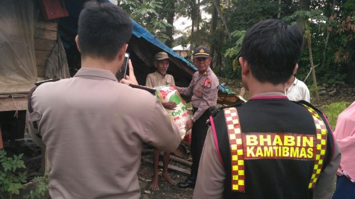 Kapolsek Ulaweng Bone Santuni Warga Kurang Mampu