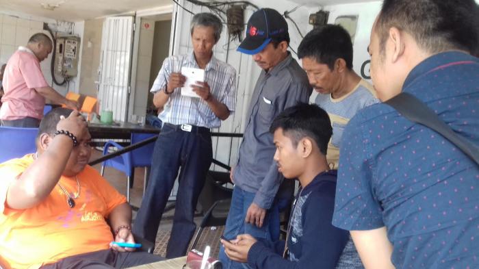 Ulcok 'Kalkulator Berjalan' Bak Selebriti Dikerumuni Pengunjung Warkop