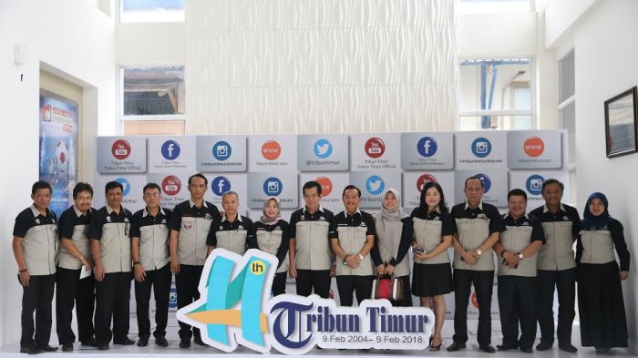 HUT ke-14, Pimpinan Universitas Bosowa Turut Selamati Tribun Timur - unibos-tribun_20180212_200409.jpg