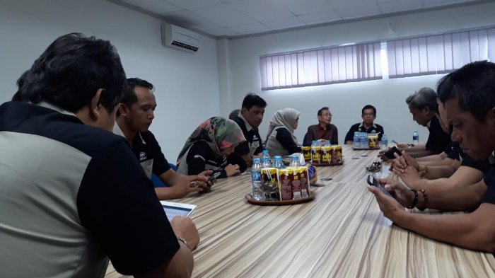 HUT ke-14, Pimpinan Universitas Bosowa Turut Selamati Tribun Timur - unibos_20180212_110352.jpg