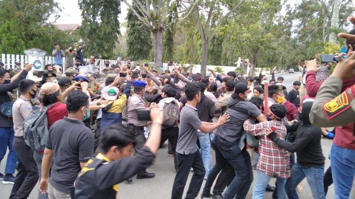 Desak Plt Direktur RSUD Polman Mundur, Unjuk Rasa di Depan Kantor Bupati Ricuh