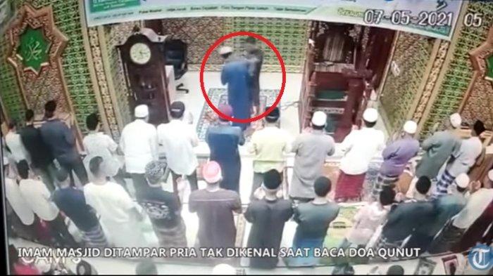 VIRAL Imam Masjid Tiba-tiba Dipukul Pria Tak Dikenal Saat Baca Doa Qunut Salat Subuh di Masjid