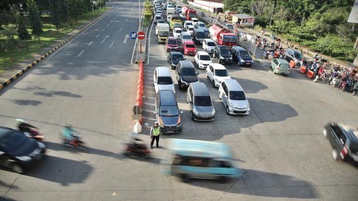 FOTO: Polisi Siaga Urai Kemajetan Jelang Waktu Berbuka Puasa
