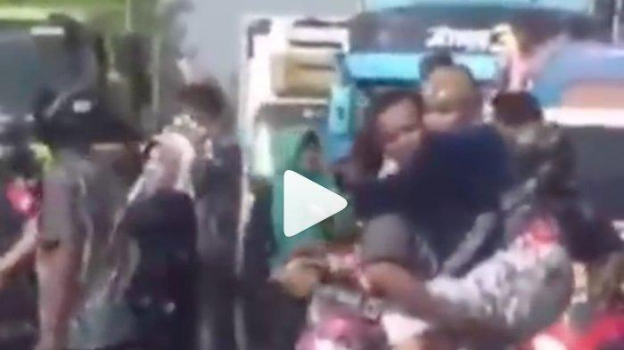 VIDEO VIRAL Pengantin Digendong Lewati Jembatan Tegal, Kalau Pamali Dilanggar Bakal Fatal