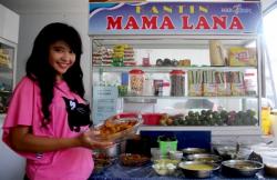 Pelayan Manis di Kantin Kantor Bupati Maros