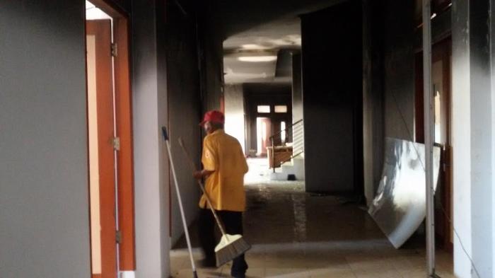 Kondisi Terkini Kantor DPRD Gowa Sepekan Pasca-Dibakar - wa-ode_20161003_134326.jpg