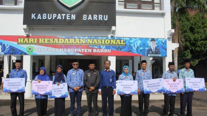 Hari Kesadaran Nasional, Pemkab Barru Serahkan SK Pensiun ke ASN