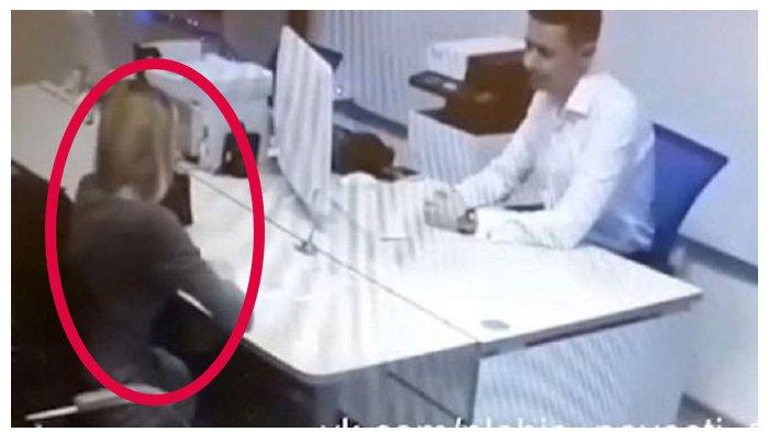 Ajukan Kredit Buat Beli Mobil Ditolak Pihak Bank, Cewek uka Baju di Depan Manager Bank, Endingnya