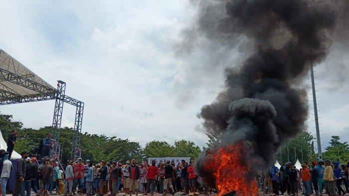Kesal Pemerintahan Belum Hadir, Masa Kongres Bakar Ban di Lapangan Vatulemo