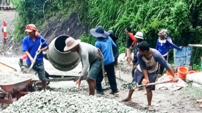 Tak Kunjung Ada Perbaikan dari Pemkab, Warga Bokin Toraja Utara Patungan Perbaiki Jalan Rusak