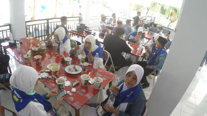 FOTO: Gagal Berangkat, JCH Makassar Makan di Kantin Asrama Haji - yang-akan-mengangkut-mereka-mengalami-kendala-teknis_20160809_120828.jpg