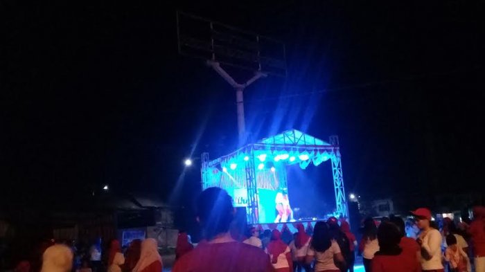 Malam-malam, Ibu-ibu Senam Zumba di Halaman Rujab Bupati Pangkep