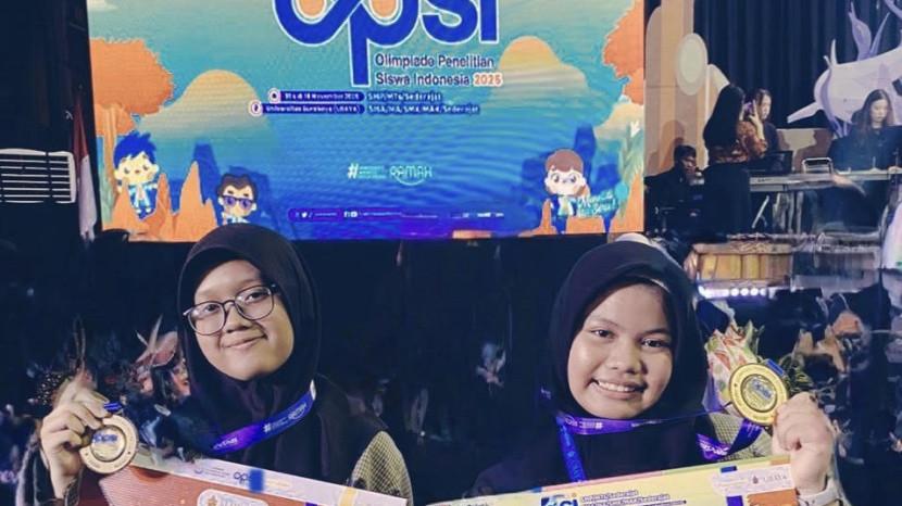 Aisyah dan Mutia, Siswi SMP Athirah Bone Juara 1 OPSI 2025