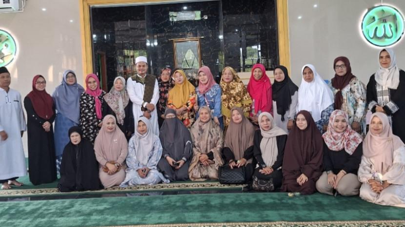 Majelis Taklim Nurul Solthana Gelar Pengajian, Ustadz Fahmi Tekankan Pentingnya Akhlak - Silaturahmi