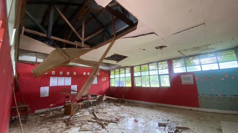 Plafon SMPN 10 Bantimurung Roboh, Perbaikan Tunggu Anggaran Rp160 Juta