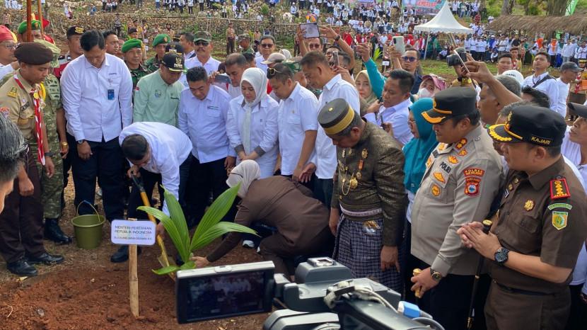 Menteri Pertanian Amran Sulaiman Launching Gerakan 5 Juta Pohon Kelapa di Selayar