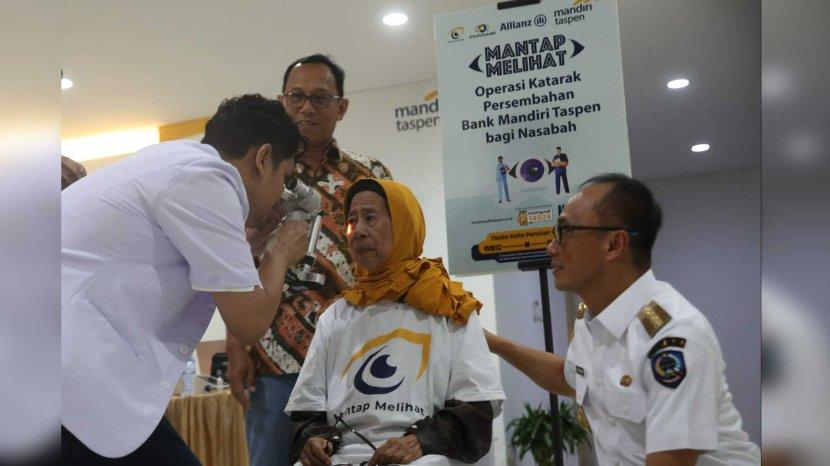 Foto Mantap Melihat, Bank Mandiri Taspen Gelar Operasi Katarak di Makassar