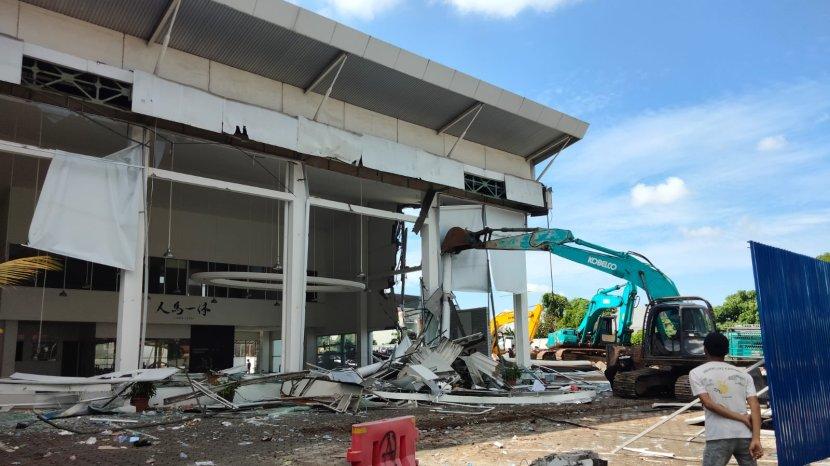 Massa Tolak Eksekusi Lahan Showroom Mazda, Polisi Bubarkan Aksi Blokade dengan Gas Air Mata