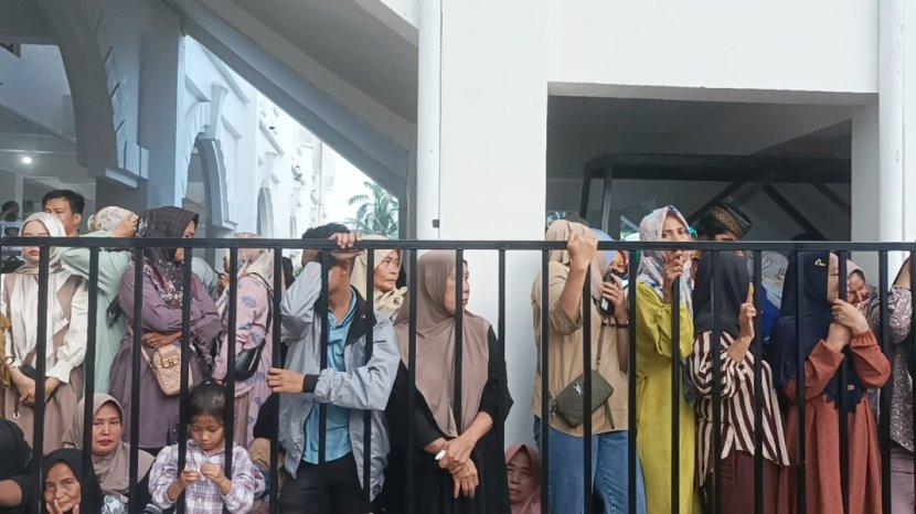 Potret Antusias Warga Bone Antar CJH,  Padati Area Masjid Al Markaz Al Ma'arif Sejak Dini Hari