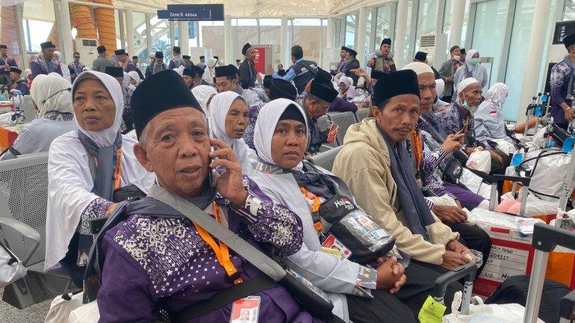 Foto-foto Jamaah Haji Asal Lombok Kloter LOP1 Tiba di Madinah, Disambut Suasana Haru dan Bahagia
