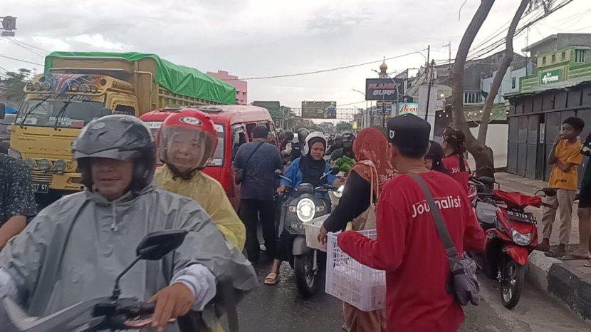 Kowari Gowa Bagikan Ratusan Takjil kepada Pengguna Jalan di Batas Gowa-Makassar