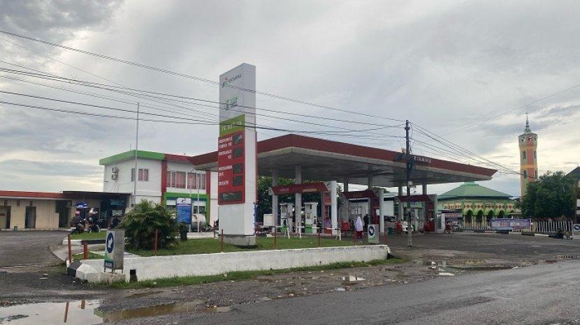 BBM Langka di Sejumlah SPBU Bone, Jeriken Ikut Antre