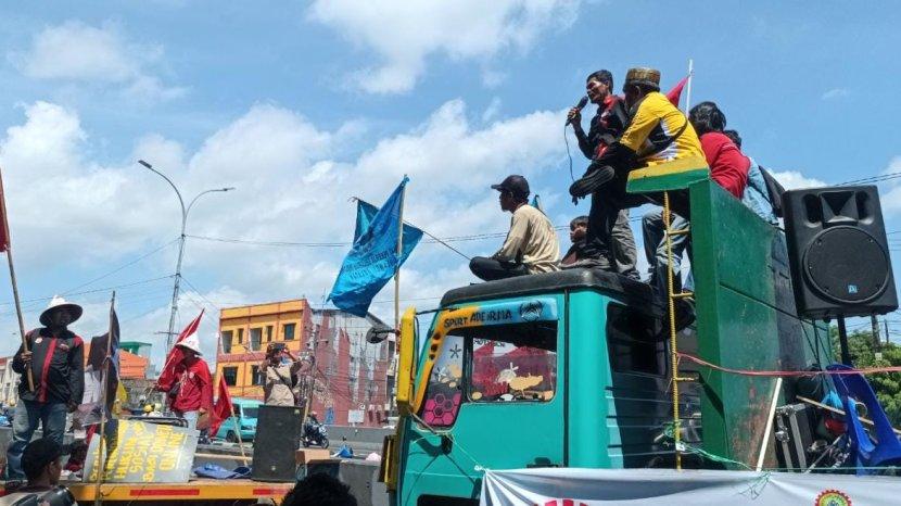 May Day, Ratusan Buruh Kepung DPRD Sulsel: Rezim Jokowi-Ma'ruf Gagal