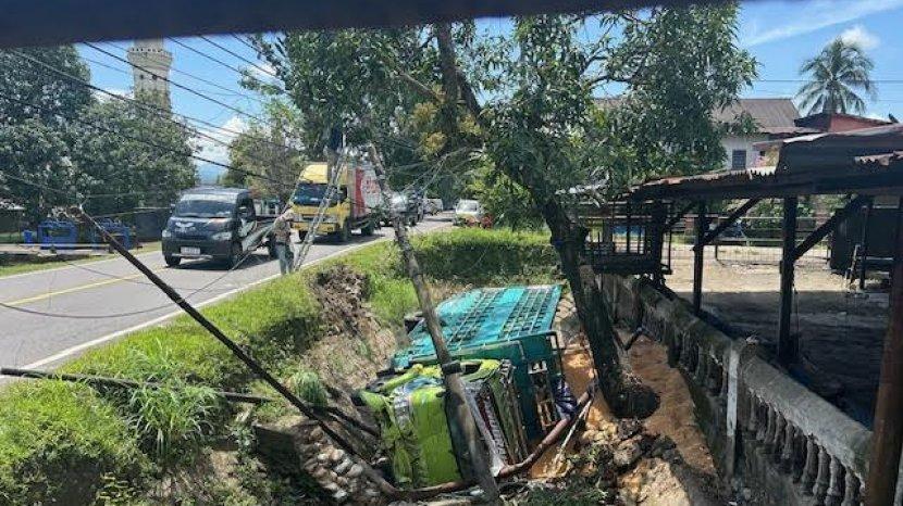 Sopir Mengantuk, Truk Pengangkut 10 Ton Jagung Terguling di Maros