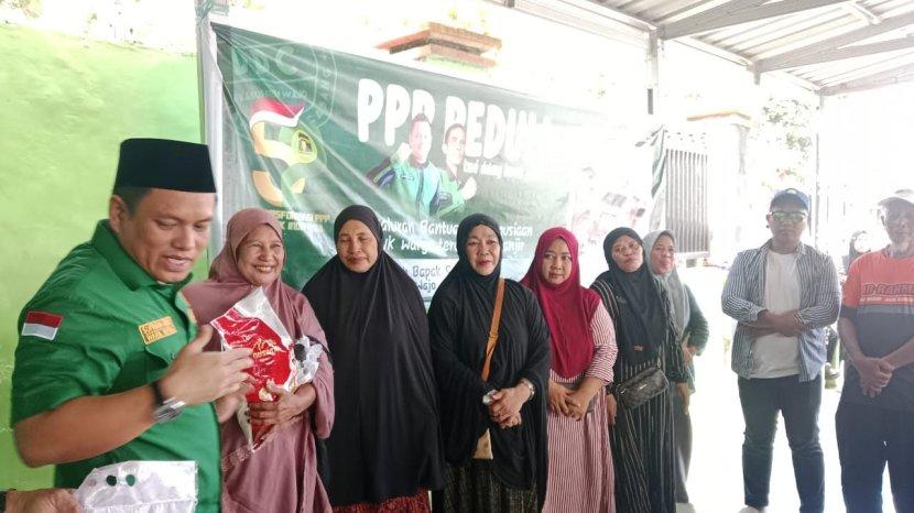 Wakil Ketua DPRD Sulsel Sufriadi Arif Bagi-bagi 1.000 Kg Beras untuk Korban Banjir Wajo