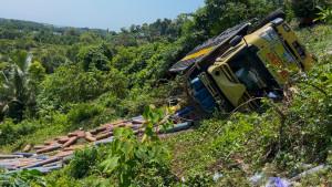 2025-07-24-TRUK-TERJUN-KE-JURANG.jpg
