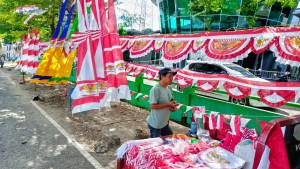 2025-07-28-penjual-bendera.jpg