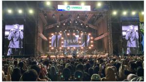 20250911-Penyanyi-Tulus-menghibur-3000-mahasiswa-baru-Unimerz.jpg