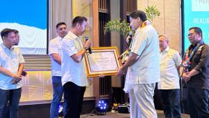 20250913-Maruarar-Sirait-menyerahkan-penghargaan-Fahri.jpg