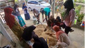 20250915-Politani-Pangkep-melatih-kelompok-wanita-tani-KWT.jpg