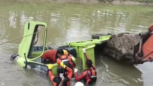 20250915-Proses-evakuasi-truk-pengangkut-pasir-yang-terjun-di-Sungai-Dusun-Banga.jpg