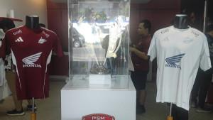 20250917-Jersey-PSM-Makassar-dipajang-di-store.jpg