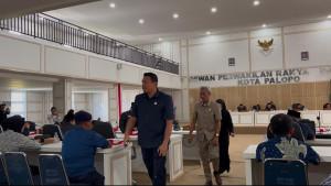 20250918-Sejumlah-anggota-DPRD-tinggalkan-ruang-sidang.jpg
