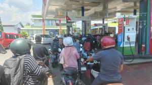 20250920-Antrian-BBM-Pertalite-di-SPBU-7492202-Kalabbirang.jpg