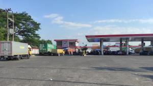 20250923-Antrean-kendaraan-mengisi-BBM-di-SPBU-Jl-Perintis-Kemerdekaan.jpg