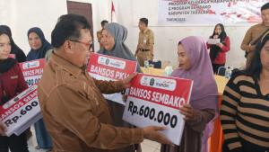 20250923-Daeng-Manye-Serahkan-Bantuan.jpg