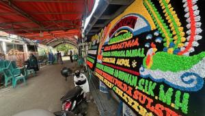 20250929-Karangan-bunga-berjejeran-di-rumah-Difalya-Cendekya-Danial-19.jpg